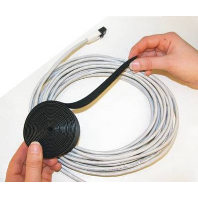 Eine Person wickelt ein schwarzes Klettband um ein aufgerolltes graues Kabel.