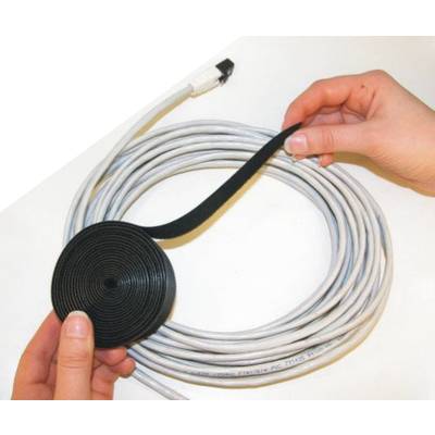 Eine Person hält ein aufgerolltes Kabel und befestigt es mit einem schwarzen Klettband, um Kabel ordentlich zu organisieren.