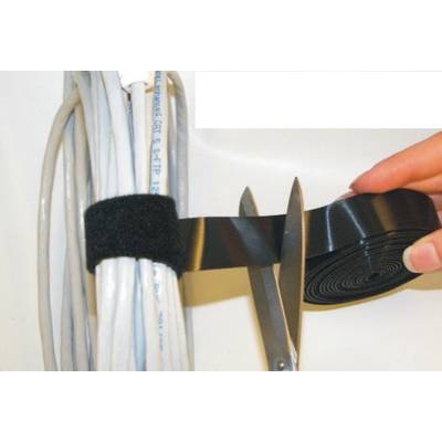Person schneidet mit einer Schere ein Klettband, das Kabel organisiert.