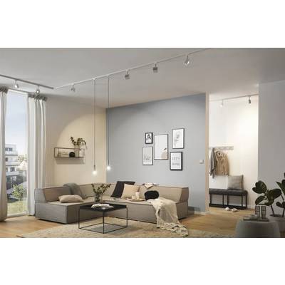 Helles Wohnzimmer mit grauem Sofa, dekorativen Bilderrahmen an der Wand und modernen Leuchten. Balkon mit Gartenblick außen.