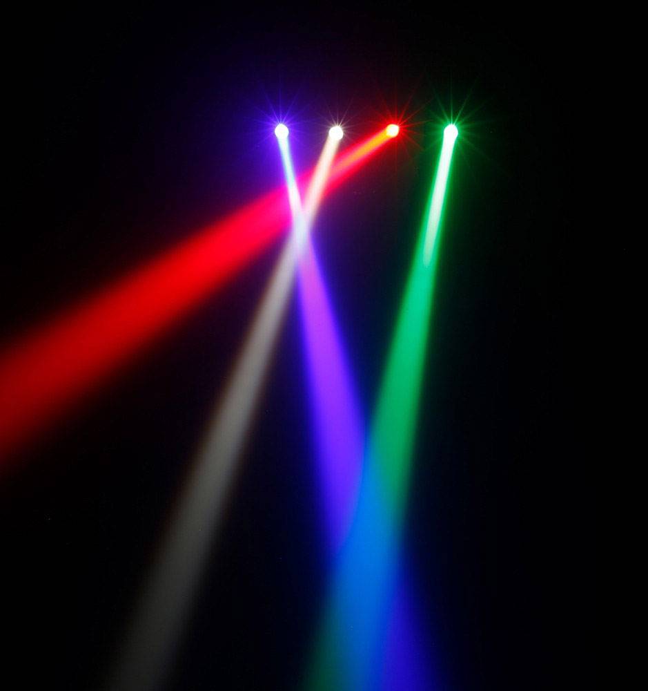 Drei Lichtstrahlen in Rot, Grün und Blau, die in einem dunklen Raum gebündelt und nach unten gerichtet sind, erzeugen ein farbiges Lichtspektrum.