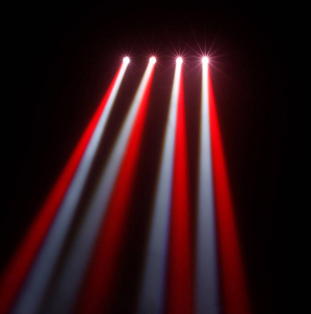 Vier helle Strahler projizieren rote und weiße Lichtstrahlen in einem dunklen Raum. Die Lichter sind parallel und identisch ausgerichtet.