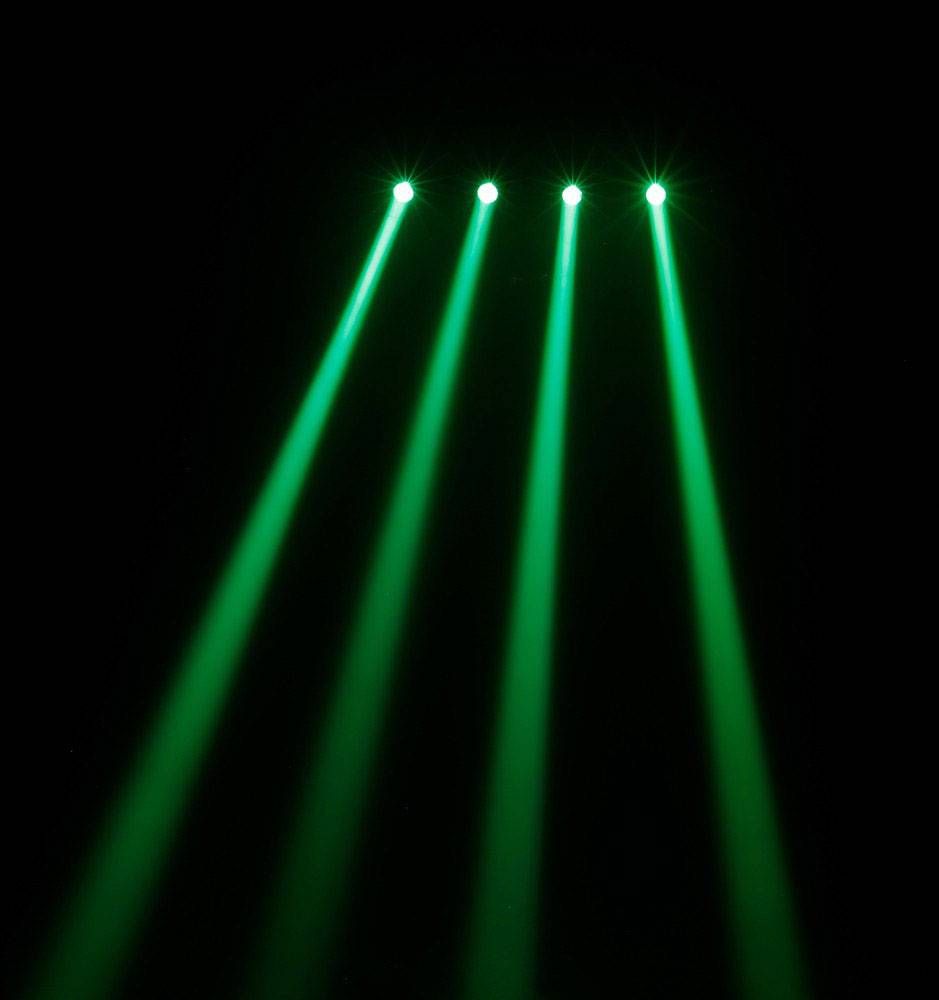 Vier grüne Lichtstrahlen leuchten in einem dunklen Raum nach unten, erzeugen ein futuristisches und mystisches Ambiente.