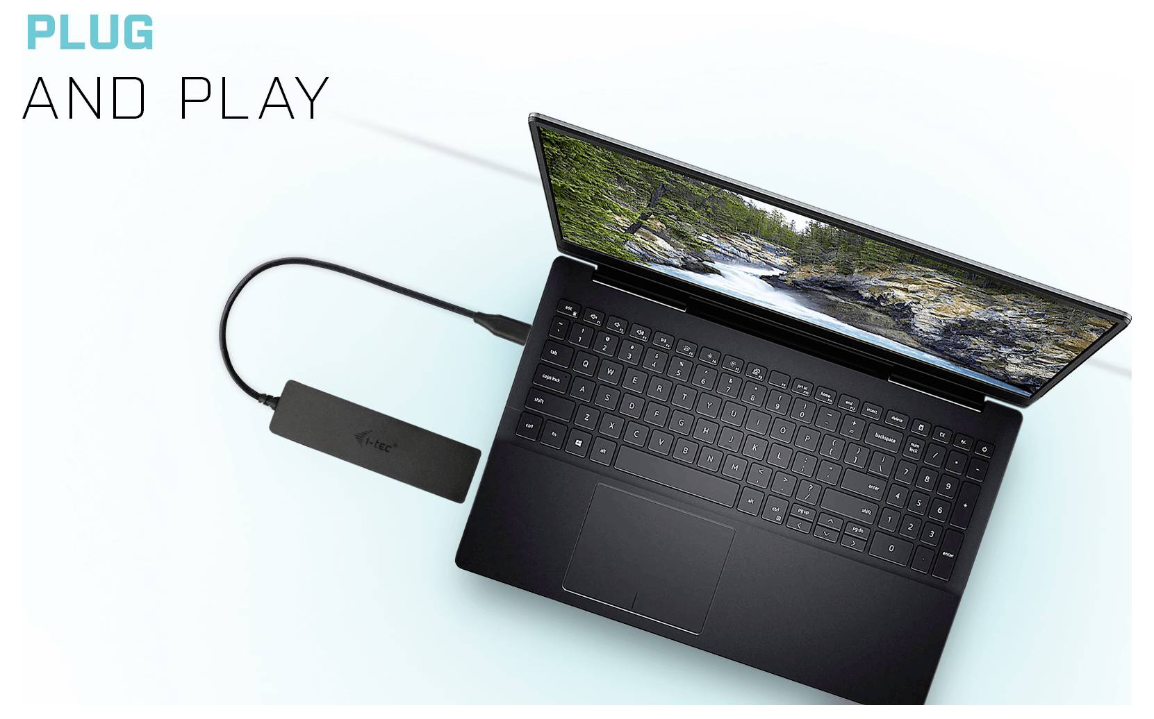 Ein Laptop mit angeschlossenem USB-Laufwerk zeigt einen grünen Landschaftsbildschirm. Im Bild steht 'Plug and Play'.