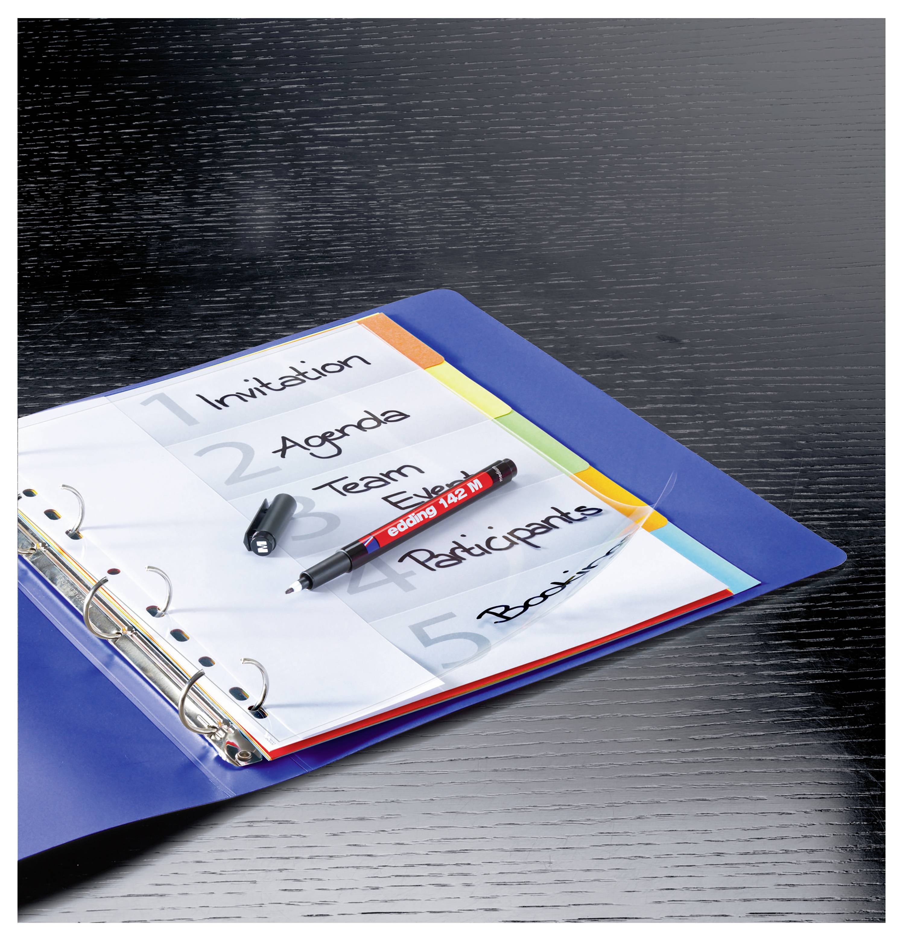 Offener Ringordner-Planer auf einem Schreibtisch, der eine handschriftlich geschriebene Agendaseite mit den Beschriftungen "Einladung", "Agenda", "Team" und "Teilnehmer" zeigt, mit einem roten Stift obenauf.