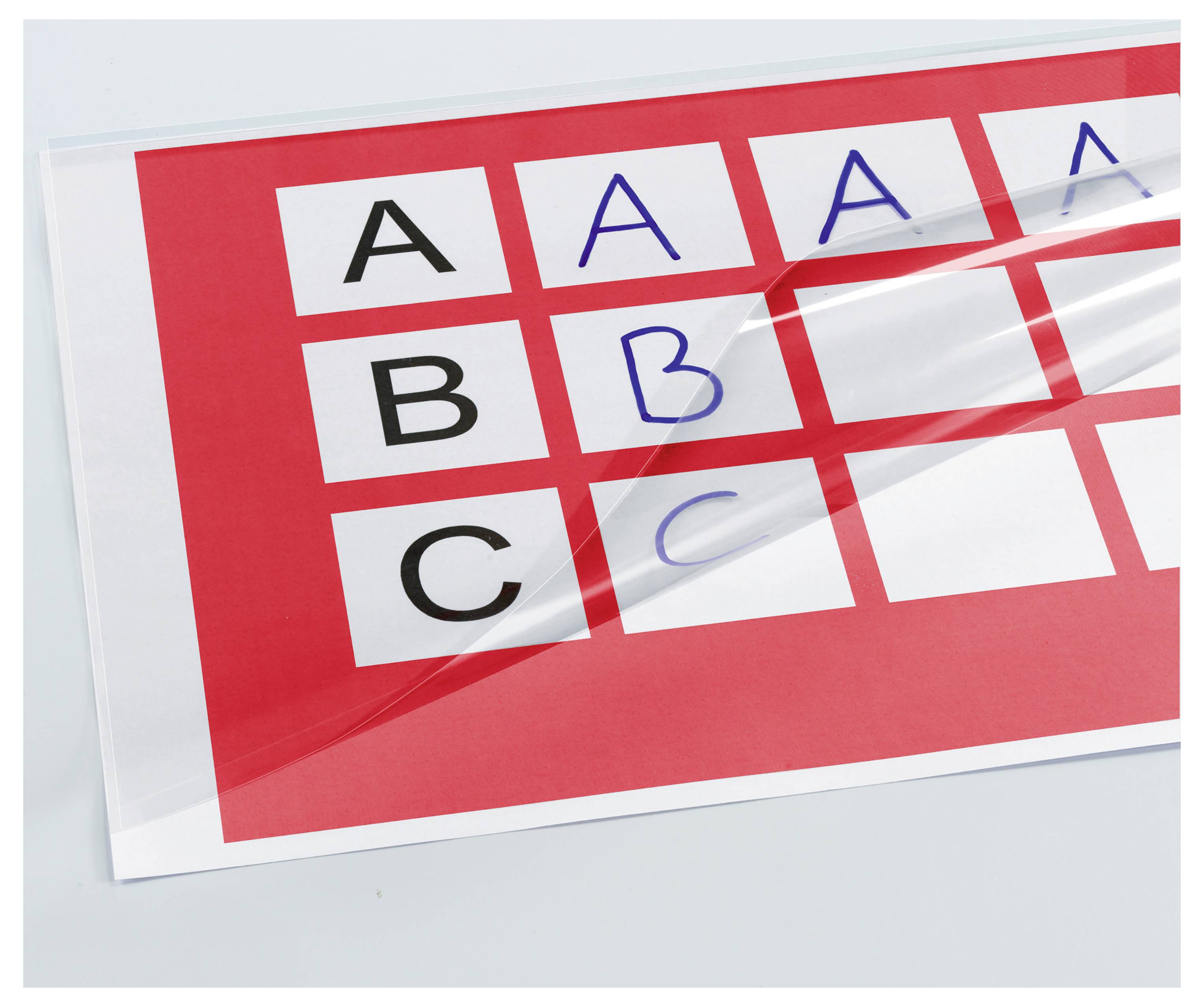 Rotes Antwortblatt mit mehreren Auswahlmöglichkeiten mit den Reihen A, B und C; eine Spalte zeigt handschriftliche blaue Auswahlmöglichkeiten in den Kästchen A, B und C.