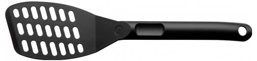 Ein schwarzer geschlitzter Pfannenwender mit langem Griff, der Reihen von rechteckigen Schlitzen zum Ablassen von Flüssigkeiten beim Kochen aufweist. Ideal zum Wenden und Anheben von Lebensmitteln.