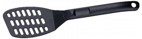 Ein schwarzer Pfannenwender mit langem Griff, der zum Kochen verwendet wird. Die Schlitze am Kopf des Pfannenwenders ermöglichen das Ablaufen von Flüssigkeiten beim Anheben von Lebensmitteln.