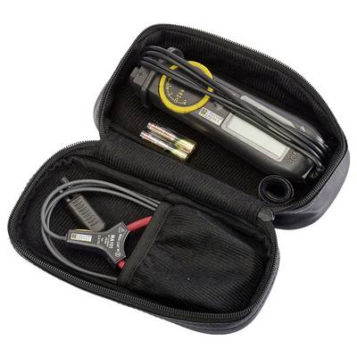 Ein digitales Multimeter in einer offenen Tasche mit Messzange und Batterien, bereit zur Verwendung.