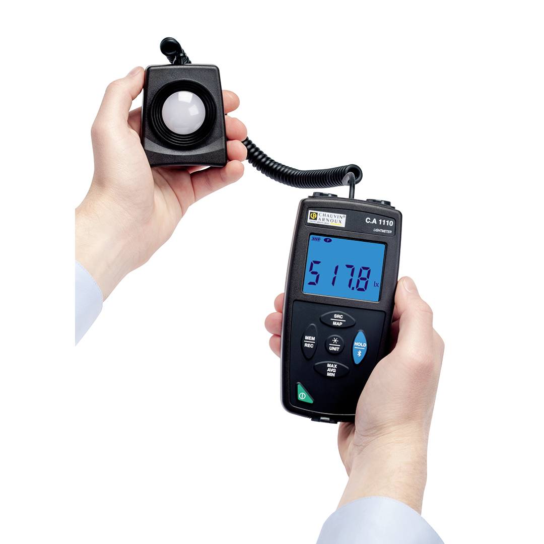 Eine Person hält ein digitales Luxmeter mit Display, das eine Lichtstärke von 5178 Lux anzeigt. Das Gerät hat eine externe Sensorlinse.
