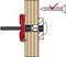 Ein Diagramm, das eine rote Klammer zeigt, die mit einem Bolzen an einem Holzstück befestigt ist. Eine separate Schraube mit einem roten Häkchen ist auf der rechten Seite dargestellt.