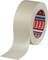 Eine Rolle beiges Klebeband steht aufrecht, mit einem freien Streifen, der sich rechts abwickelt. Das Innere zeigt die Marke 'tesa'.