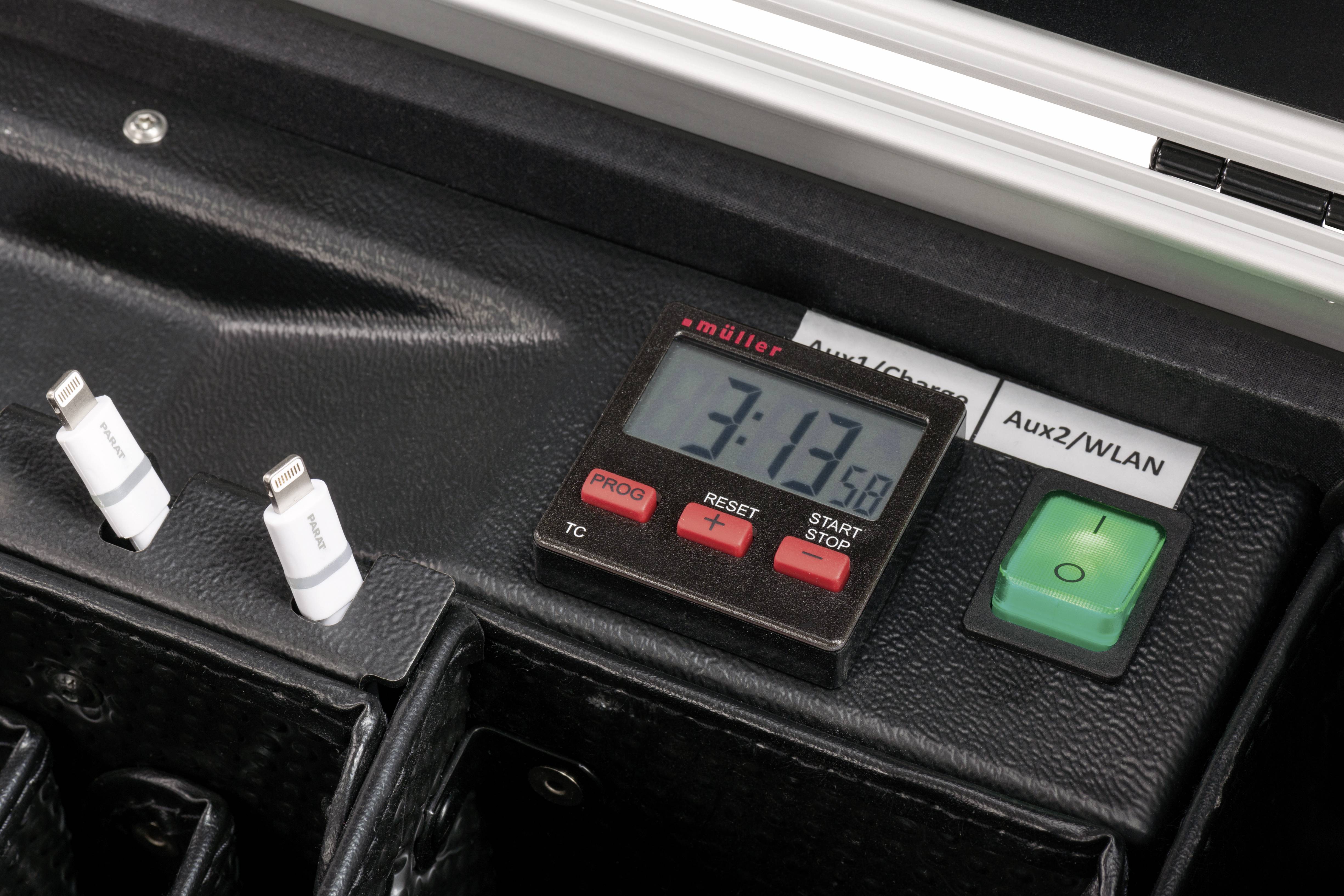 Digitaler Timer zeigt '3:13:58' an. Rechts daneben ein grüner Schalter mit der Aufschrift 'Aux2/WLAN'. Links zwei Steckdosenadapter.