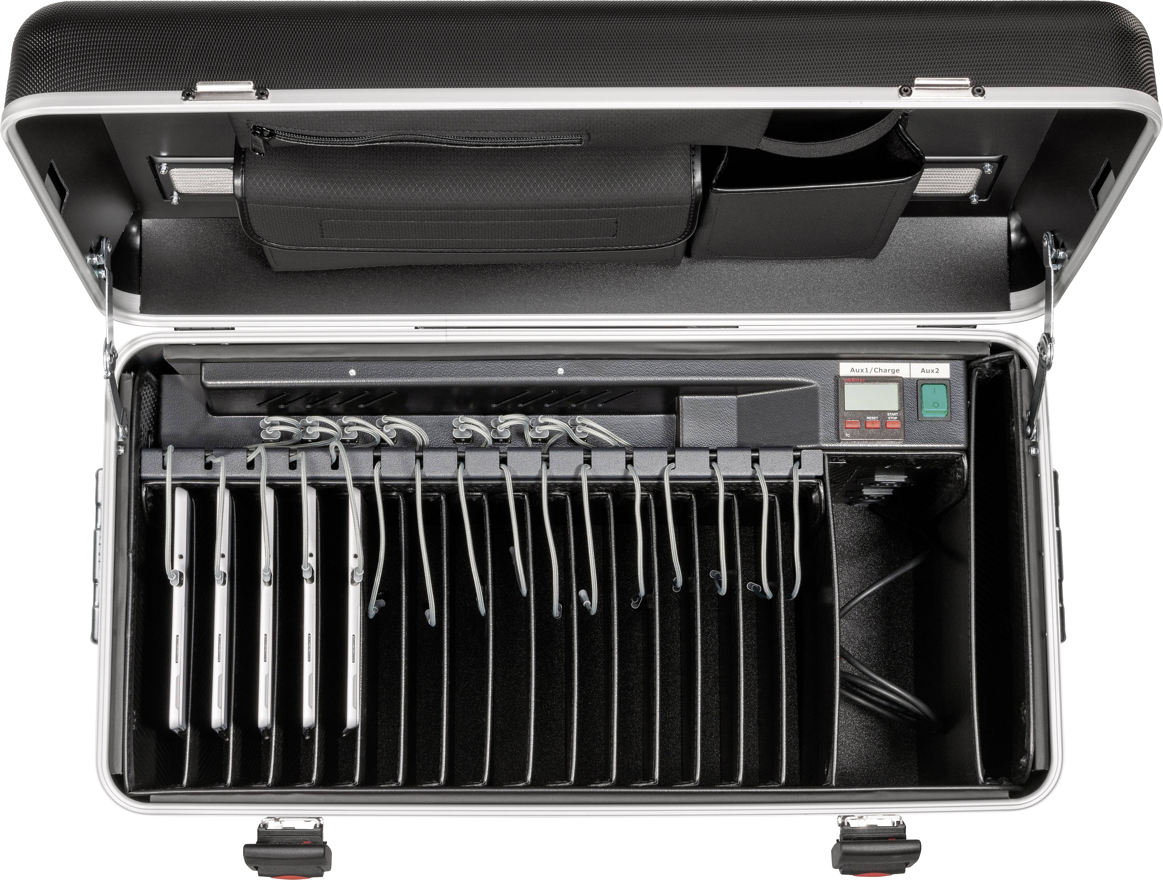 Ein offener Koffer mit mehreren Tablets, die in separaten Fächern geordnet sind, neben einem Bedienfeld mit zwei Tasten.