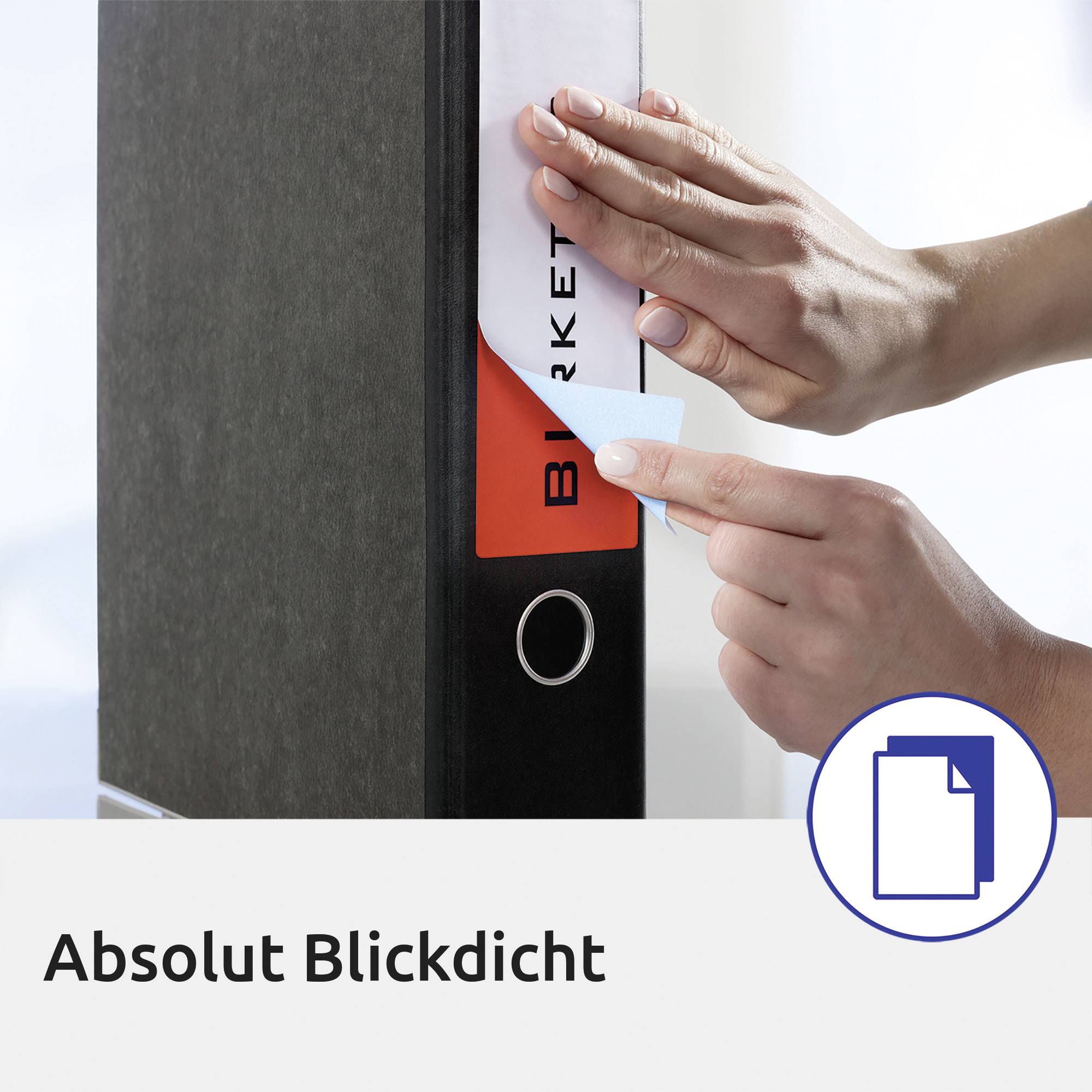 Eine Hand zieht ein weißes Blatt aus einem schwarzen Ordner mit dem Etikett 'Blickdicht'.