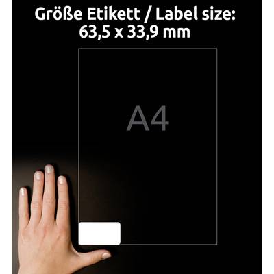 Etikett auf A4-Blatt. Größe des Etiketts: 63,5 x 33,9 mm. Eine Hand zeigt auf die untere Ecke des Papiers.