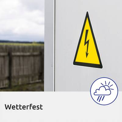 Ein Warnschild mit Blitzsymbol vor einem Holzzaun im Freien signalisiert elektrische Gefahr. Text 'Wetterfest' und ein Wetter-Symbol unten rechts.