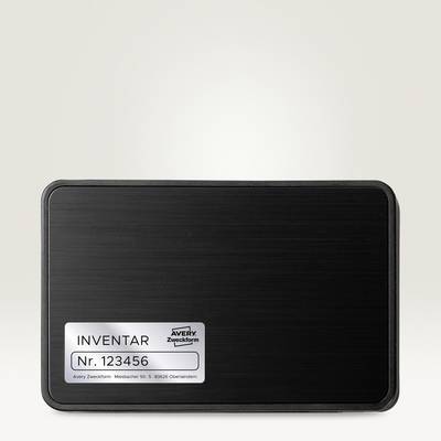 Ein rechteckiges Inventarschild mit der Aufschrift 'INVENTAR Nr. 123456', Logo 'Avery Zweckform', auf weißem Hintergrund.