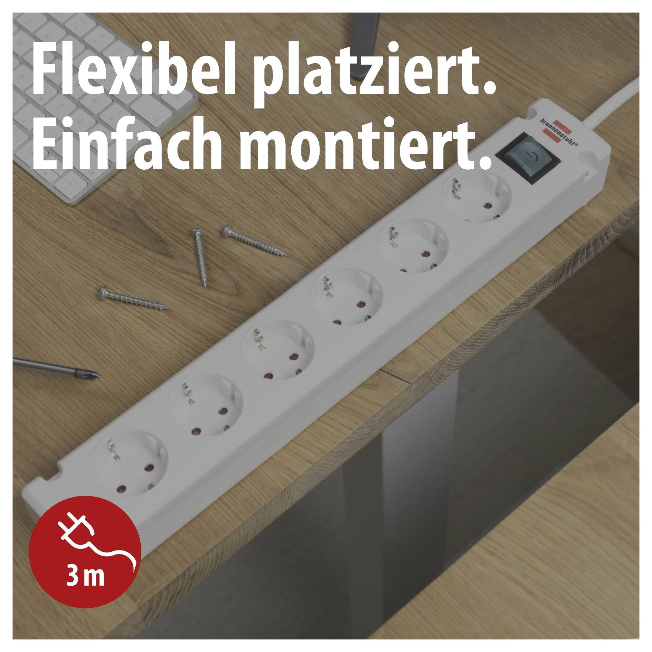 Steckdosenleiste mit 6 Steckplätzen auf einem Tisch; Text: 'Flexibel platziert. Einfach montiert.' und Symbol '3 m'.<br>