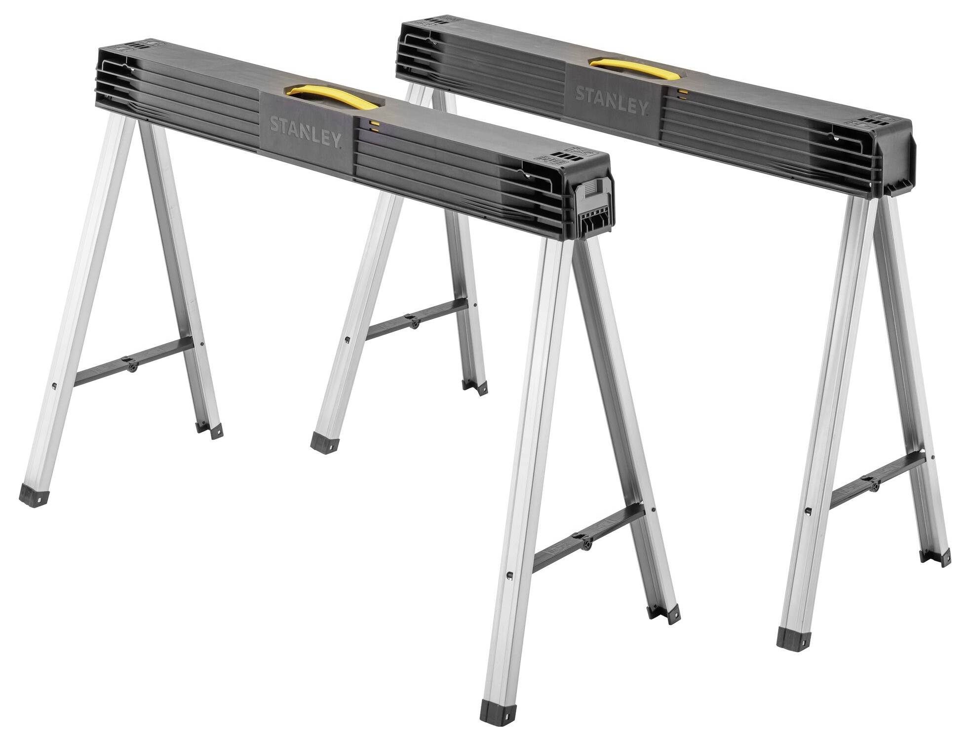 'Zwei schwarze und silberne klappbare Werkböcke mit gelbem Griff, aufgestellt für handwerkliche Arbeiten oder DIY-Projekte.'