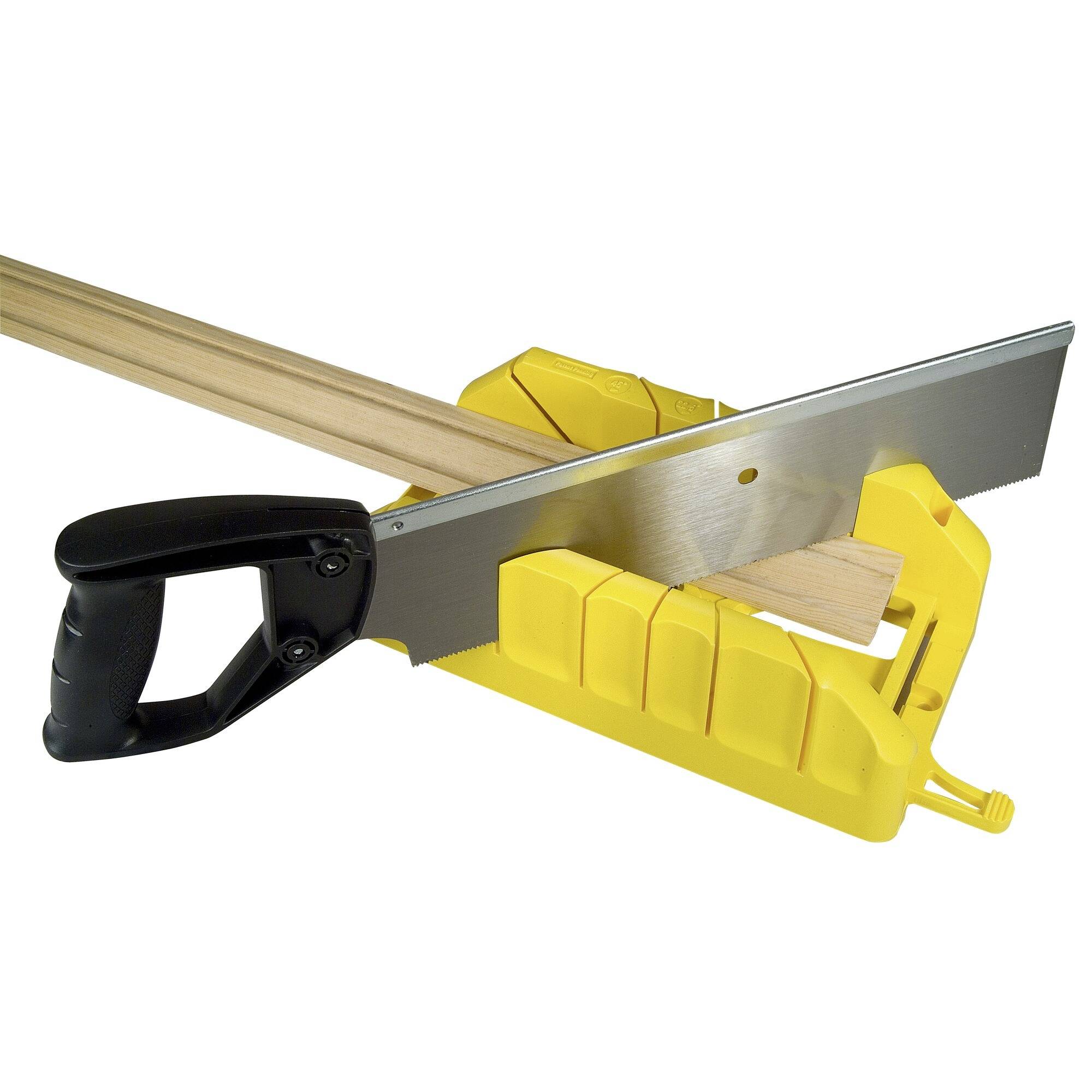 Eine Gehrungssäge mit gelbem Gehrungsladehalterung schneidet ein Holzstück. Die Säge hat einen schwarzen Griff.