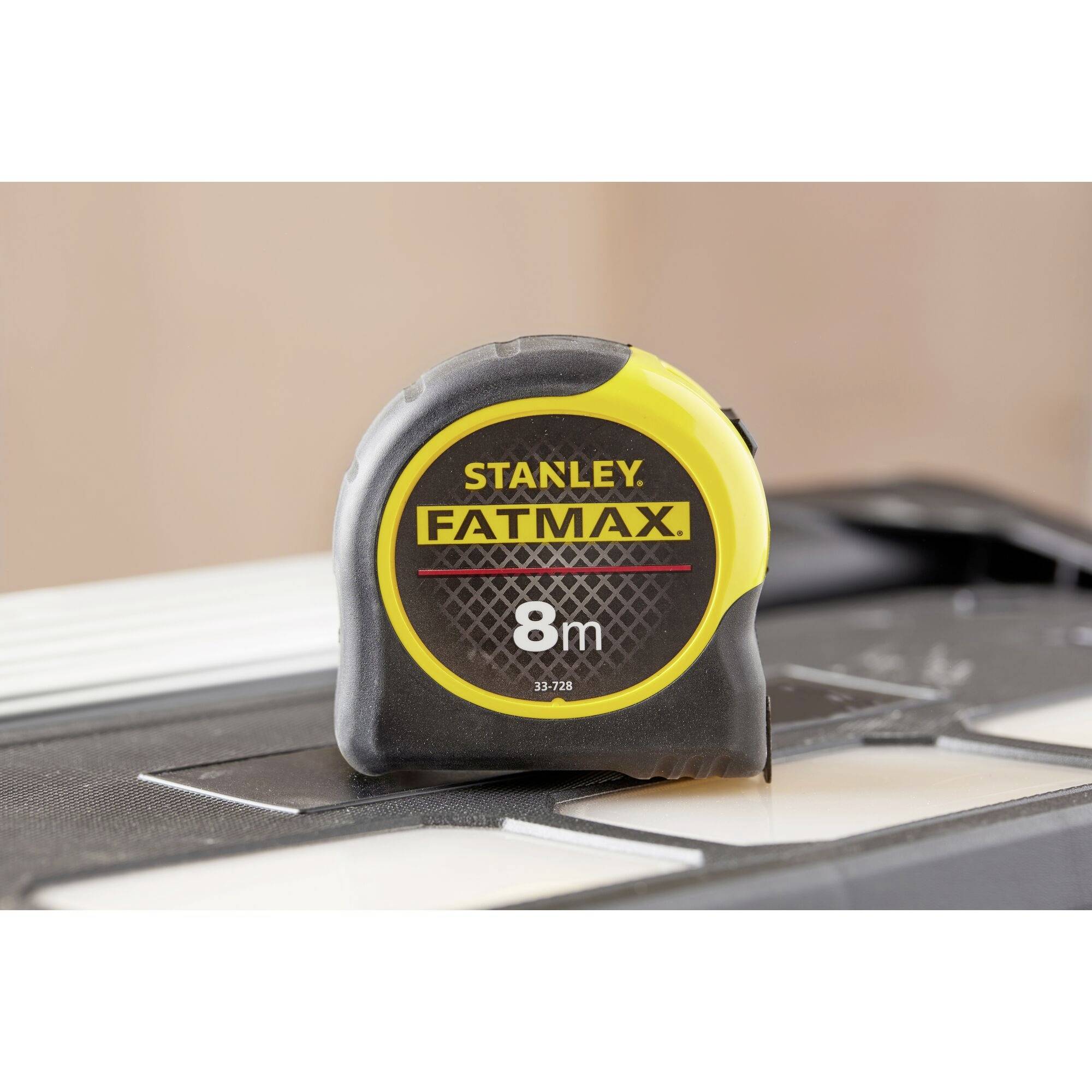 'Maßband Stanley Fatmax 8m' auf einem Tisch liegend, in Nahaufnahme.