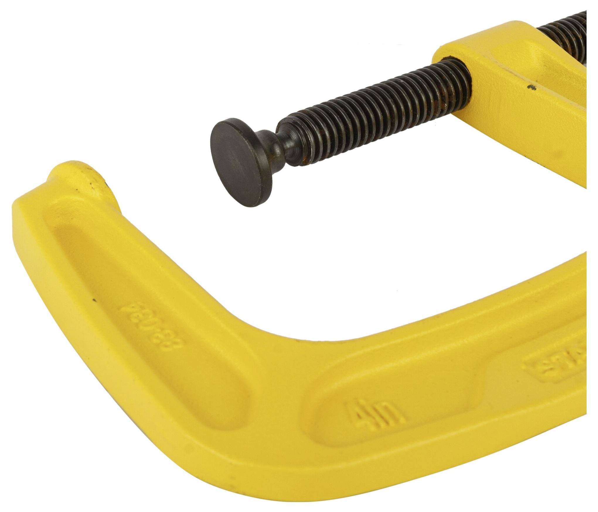 Gelber C-Schraubzwinge mit schwarzer Spindel, die zum Klemmen oder Halten von Werkstücken in Werkstattumgebungen verwendet wird.