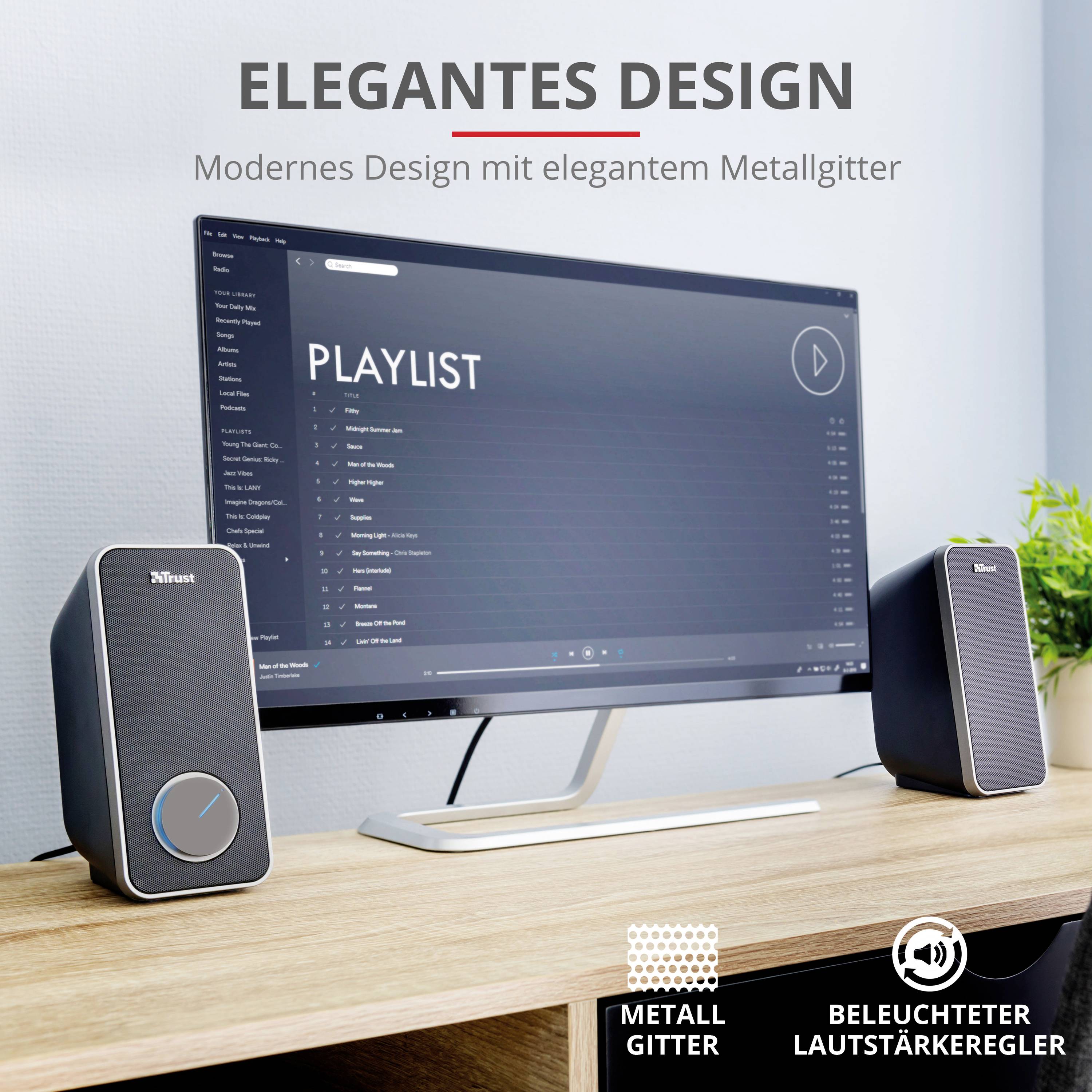 Ein Computerbildschirm zeigt eine Playlist, flankiert von zwei Lautsprechern auf einem Schreibtisch. Text betont elegantes Design.
