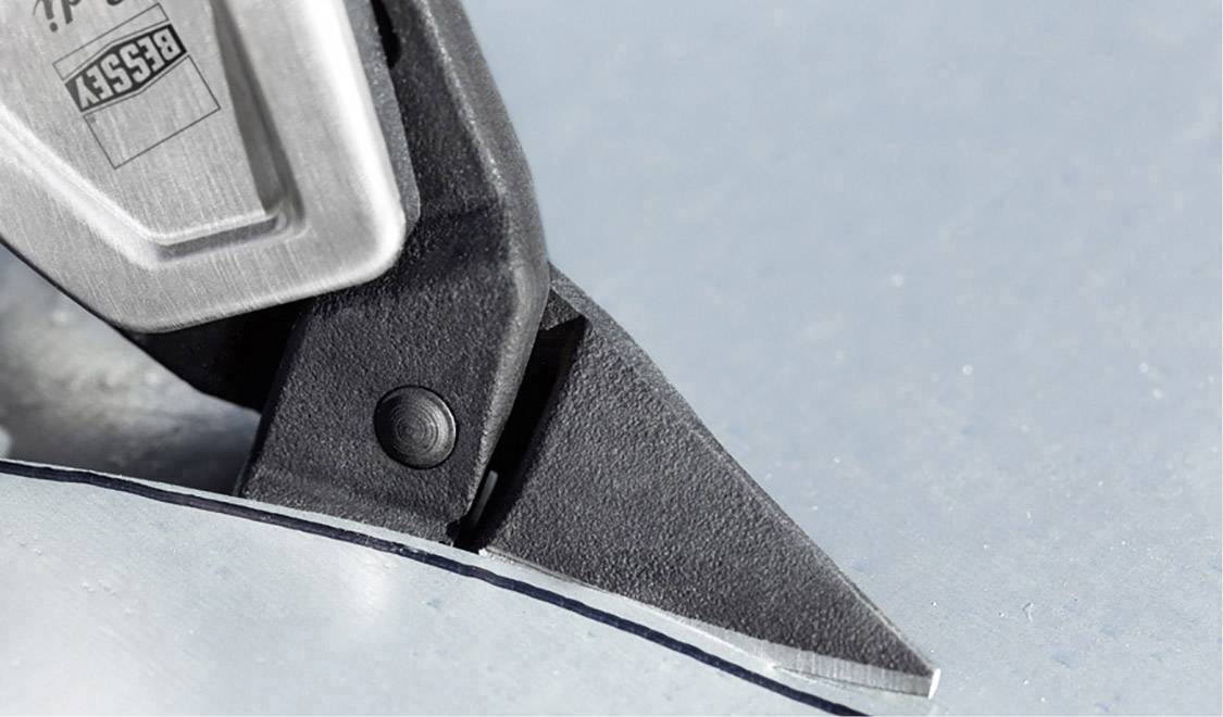 Nahaufnahme einer elektrischen Blechschere, die ein Blech schneidet. Sichtbar ist die Klinge in Aktion auf der Metalloberfläche.