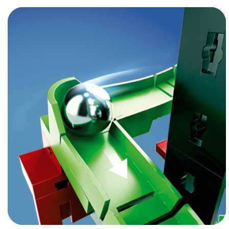 Eine silberne Kugel rollt eine grüne Rampe mit Pfeil nach unten. Hintergrund mit blauem Farbverlauf und roten Bausteinen.