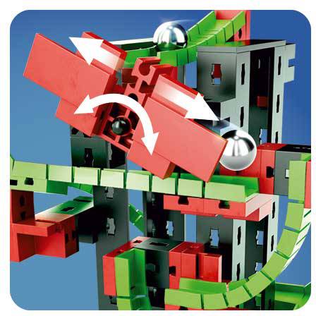 Ein komplexes Konstruktionsspielzeug mit roten und grünen Bausteinen zeigt Kugelbahnen und bewegliche Teile, die den Verlauf beeinflussen.