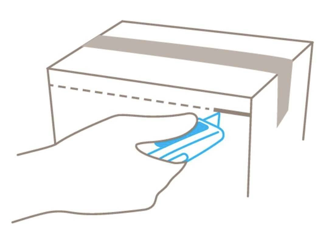 Eine Hand hält ein blaues Werkzeug, um ein Paket entlang der gestrichelten Linie unter dem Klebeband zu öffnen.