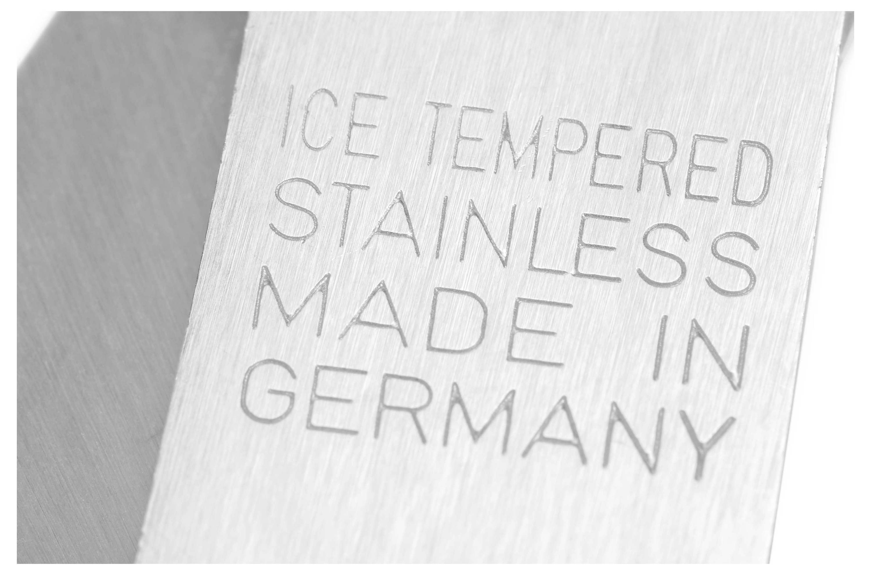 Auf einem Edelstahlobjekt steht: 'ICE TEMPERED STAINLESS MADE IN GERMANY'.