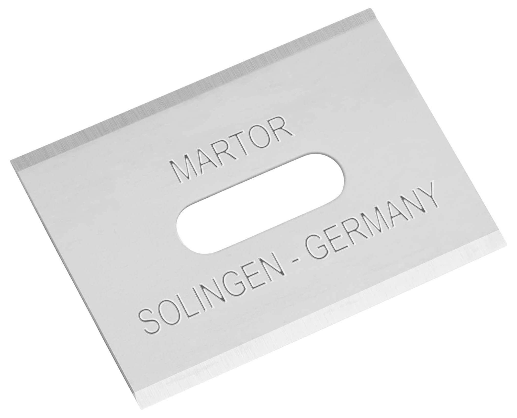 Rasierklinge aus Metall mit Aufschrift 'Martor Solingen - Germany'. Rechteckiges Design mit ovalem Loch in der Mitte.
