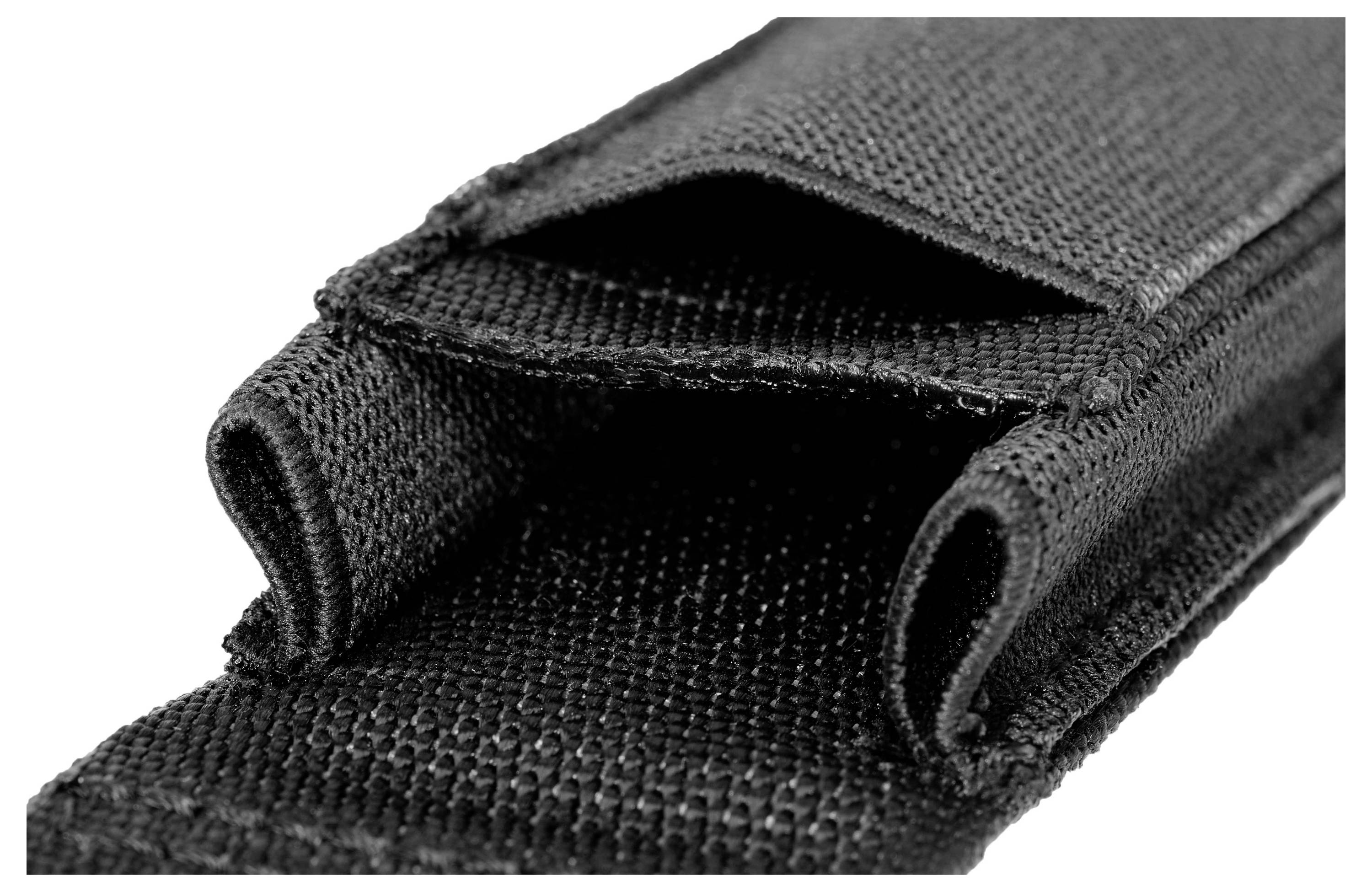 Nahaufnahme eines schwarzen, gewebten Gurtes mit einer Öffnung. Der Fokus liegt auf der Struktur des Materials und der Naht.