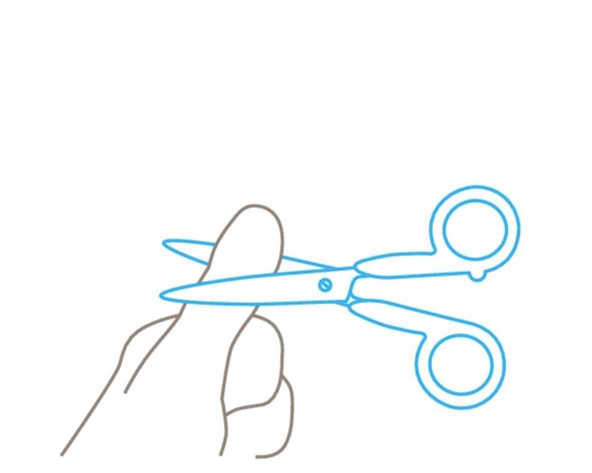 Eine Hand hält eine Schere, bereit zum Schneiden.