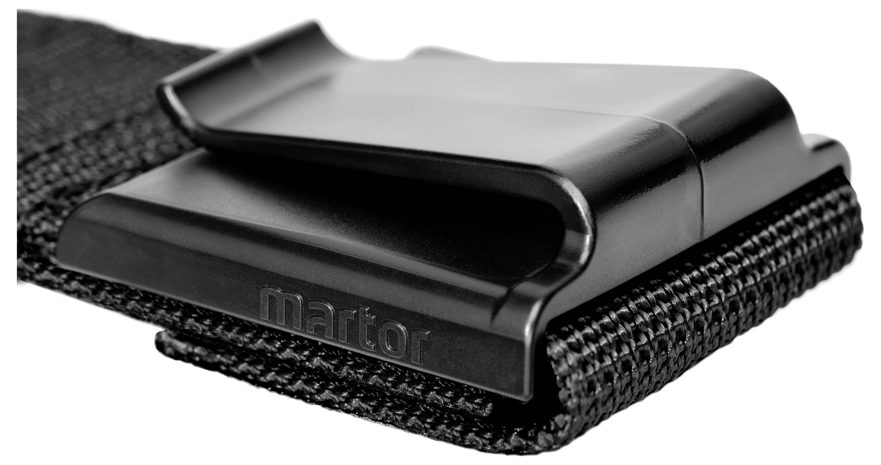 Ein schwarzer Kunststoffclip befestigt an einem gewebten Riemen, möglicherweise Teil eines Gürtels oder einer Tasche.