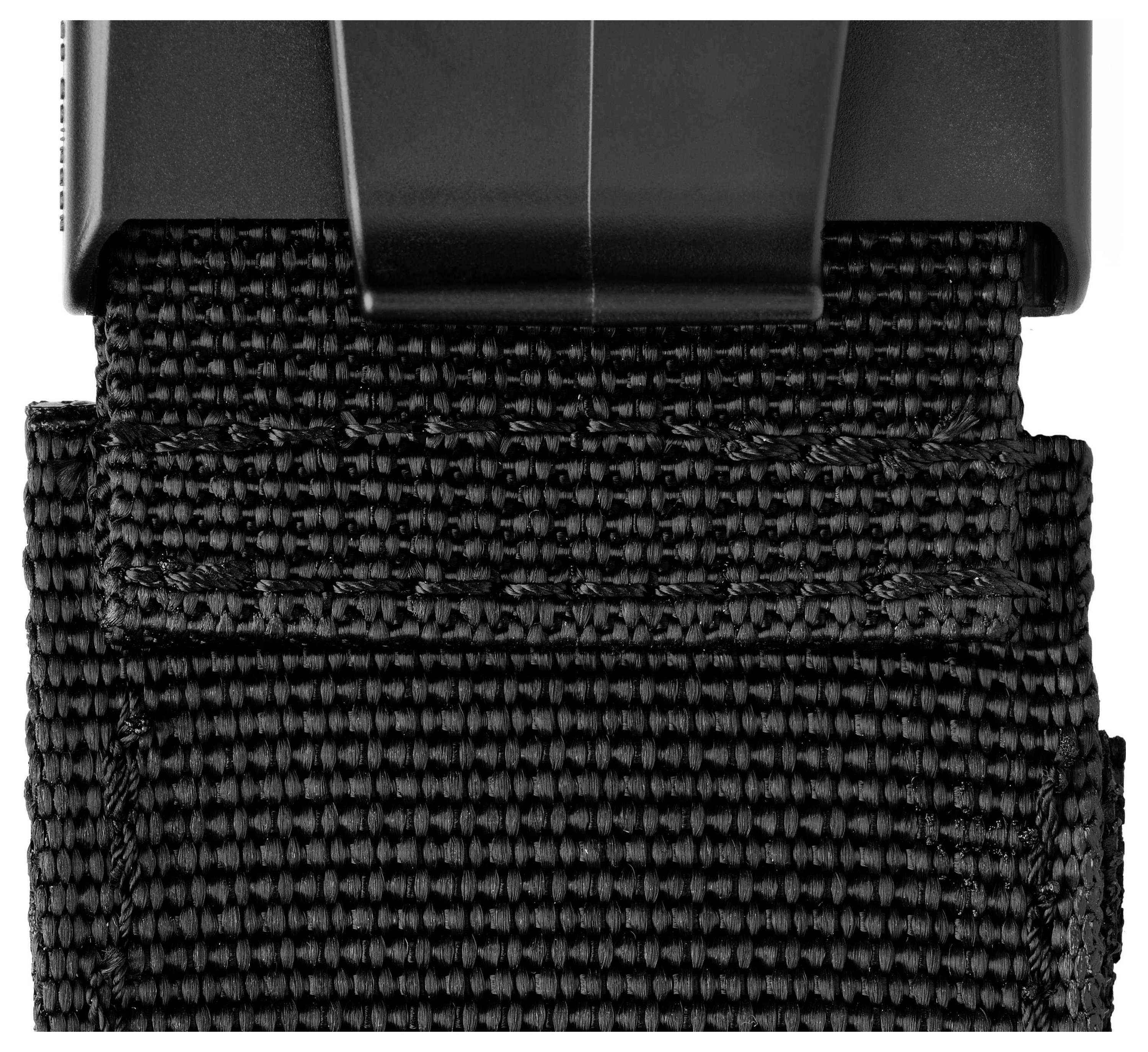 Ein schwarzer stabiler Stoffriemen, hauptsächlich strukturiert, mit einer schwarzen Kunststoffschnalle befestigt.