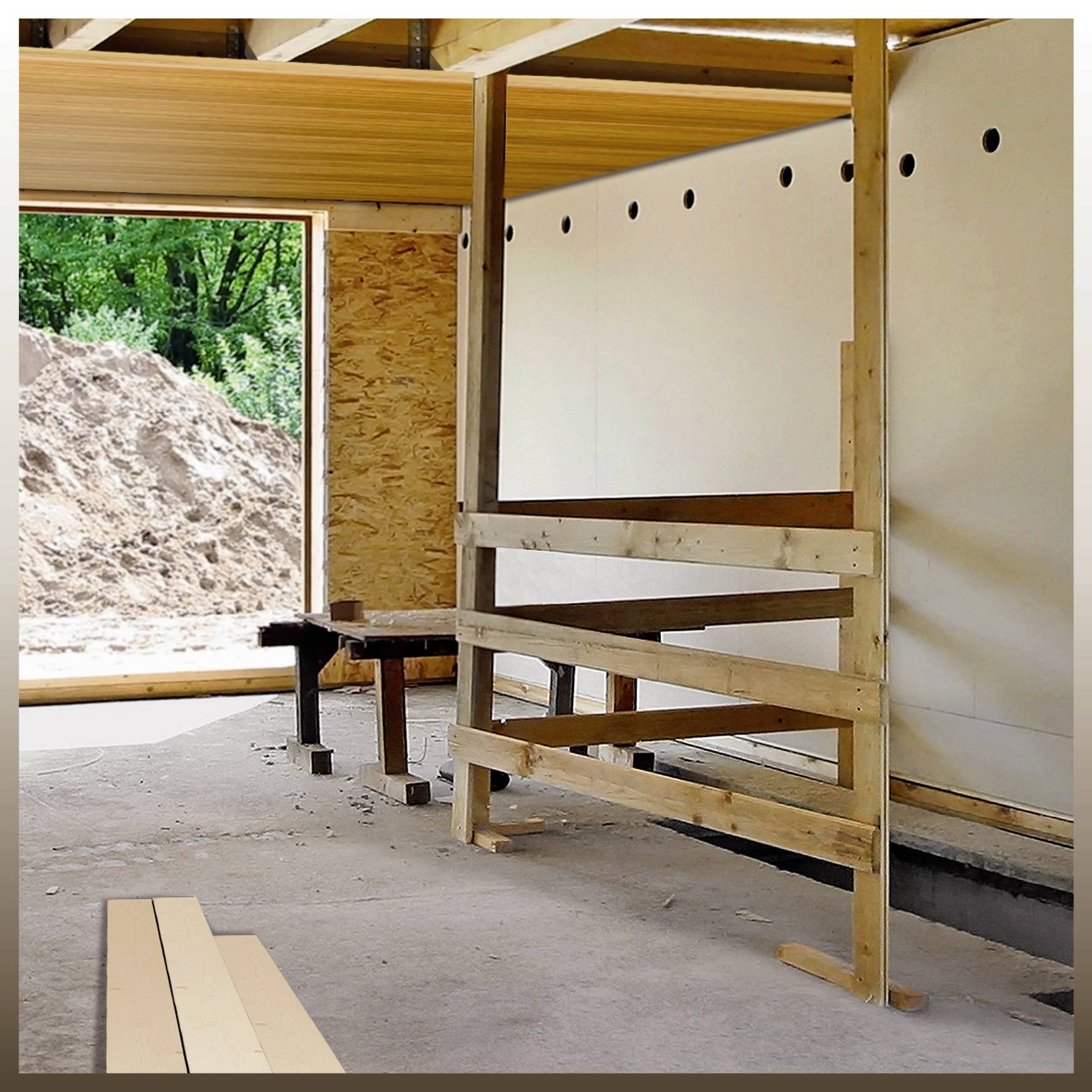 Ein unfertiger Raum mit Holzkonstruktionen und einem offenen Fenster, durch das Erde und Bäume im Hintergrund sichtbar sind.