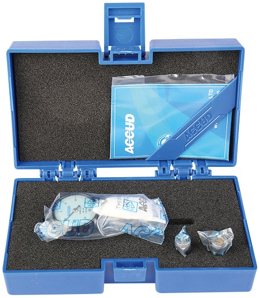 Blauer Kunststoffkoffer mit Messgeräteteilen in Schaumstoffeinlage. Ein Zifferblatt, Zubehörteile und Anleitung sind sichtbar.