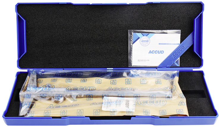 Ein blaues Etui enthält ein Messinstrument, geschützt durch Kunststoffverpackung. Ein Benutzerhandbuch liegt daneben.