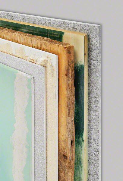 Mehrere Schichten von bemalten und unbemalten Holzplatten sind an einer Wand montiert und zeigen eine abstrakte Kunstinstallation.