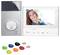Videotürklingelset mit Außenstation und Monitor. Die Außenstation hat eine Klingeltaste. Der Monitor zeigt ein Bild einer lächelnden Person. Fünf Farbmünzen sind unten sichtbar.