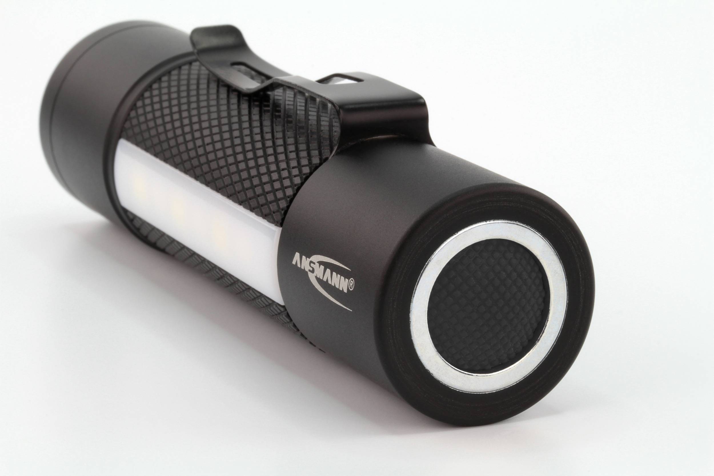 Schwarze Taschenlampe in zylindrischer Form mit strukturierter Oberfläche und seitlichem Clip. Markenname sichtbar an der Seite.