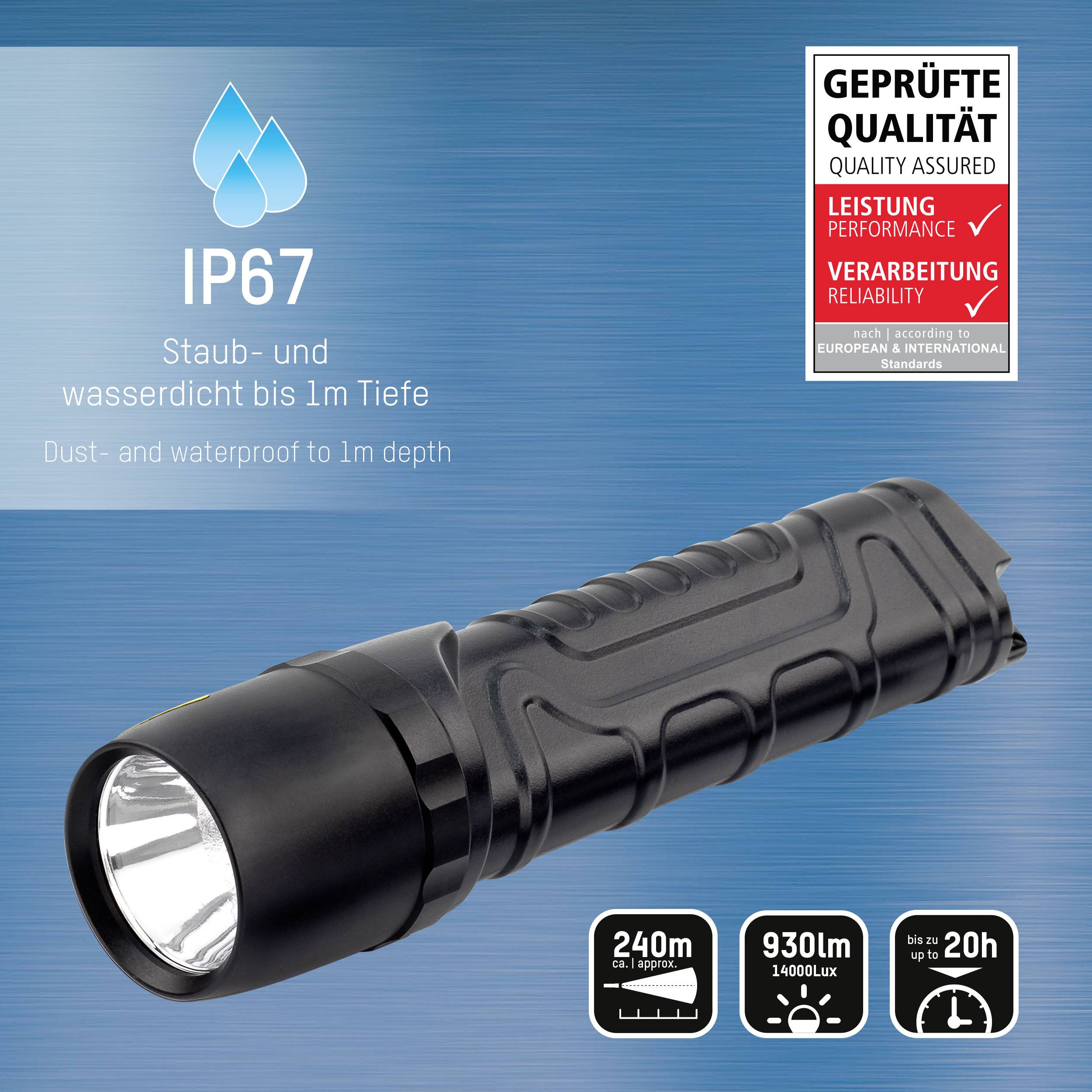 LED-Taschenlampe, staub- und wasserdicht (IP67), wirbt mit 240m Leuchtweite, 930lm Helligkeit, 20h Betrieb; Qualitätssiegel vorhanden.