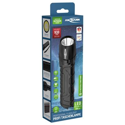 Schwarze LED-Taschenlampe in blauer Verpackung mit Logo 'Ansmann'. Helligkeit: 930 Lumen. Wasserdicht. Batteriebetrieben.