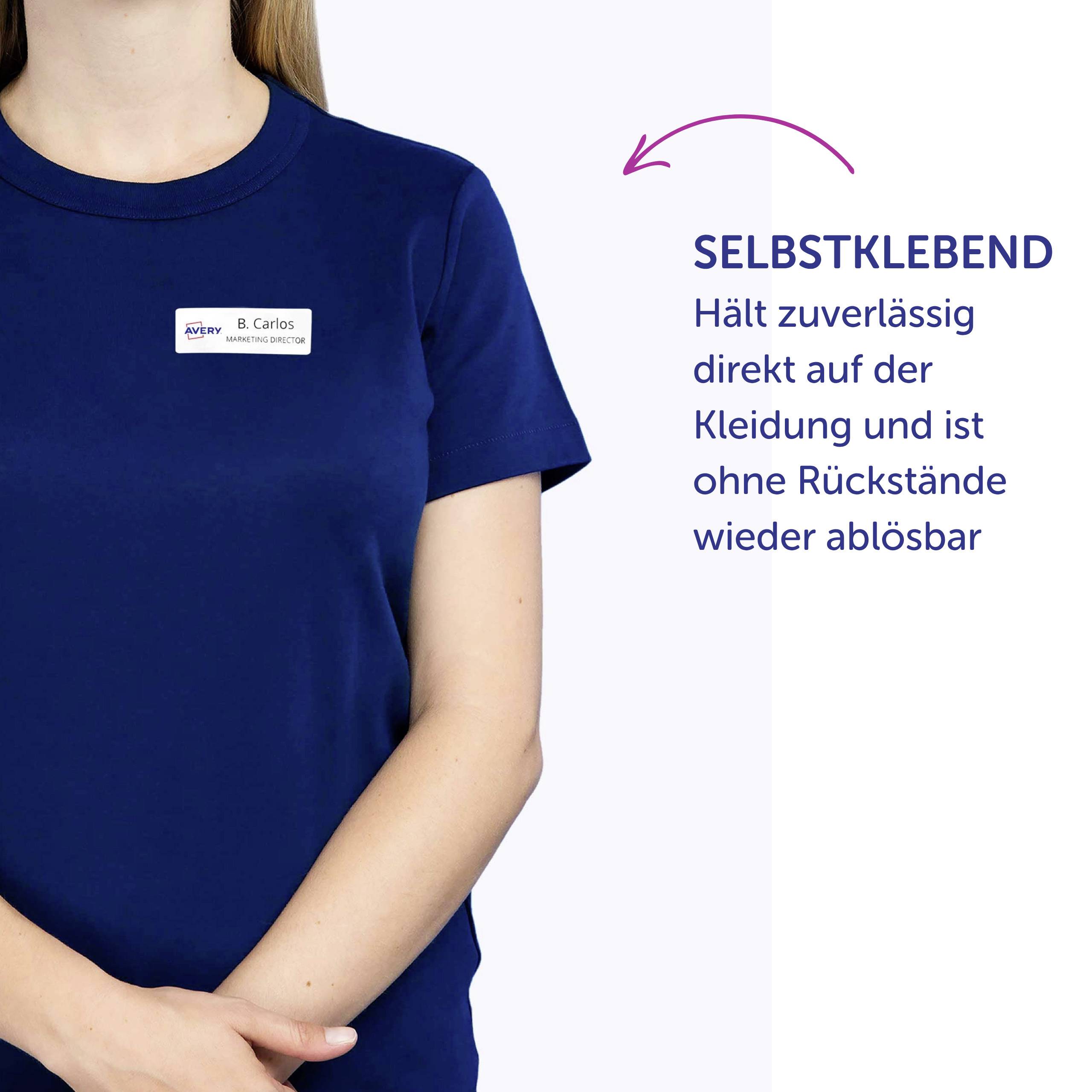 Eine Hand zieht ein Etikett mit der Aufschrift 'Julia SMITH Marketing' von einem grauen Textil, darunter steht 'Rückstandsfrei ablösbar'.