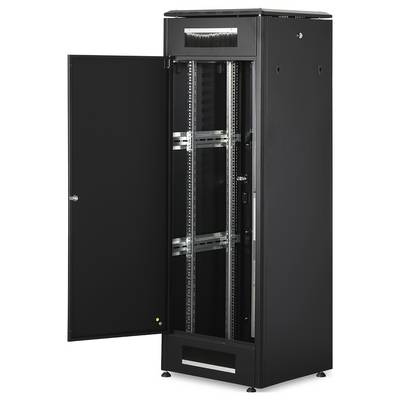 Ein schwarzer, offener Server-Rack-Schrank mit einer geöffneten Tür zeigt leere Fächer für die Installation von Servern oder Netzwerkgeräten.