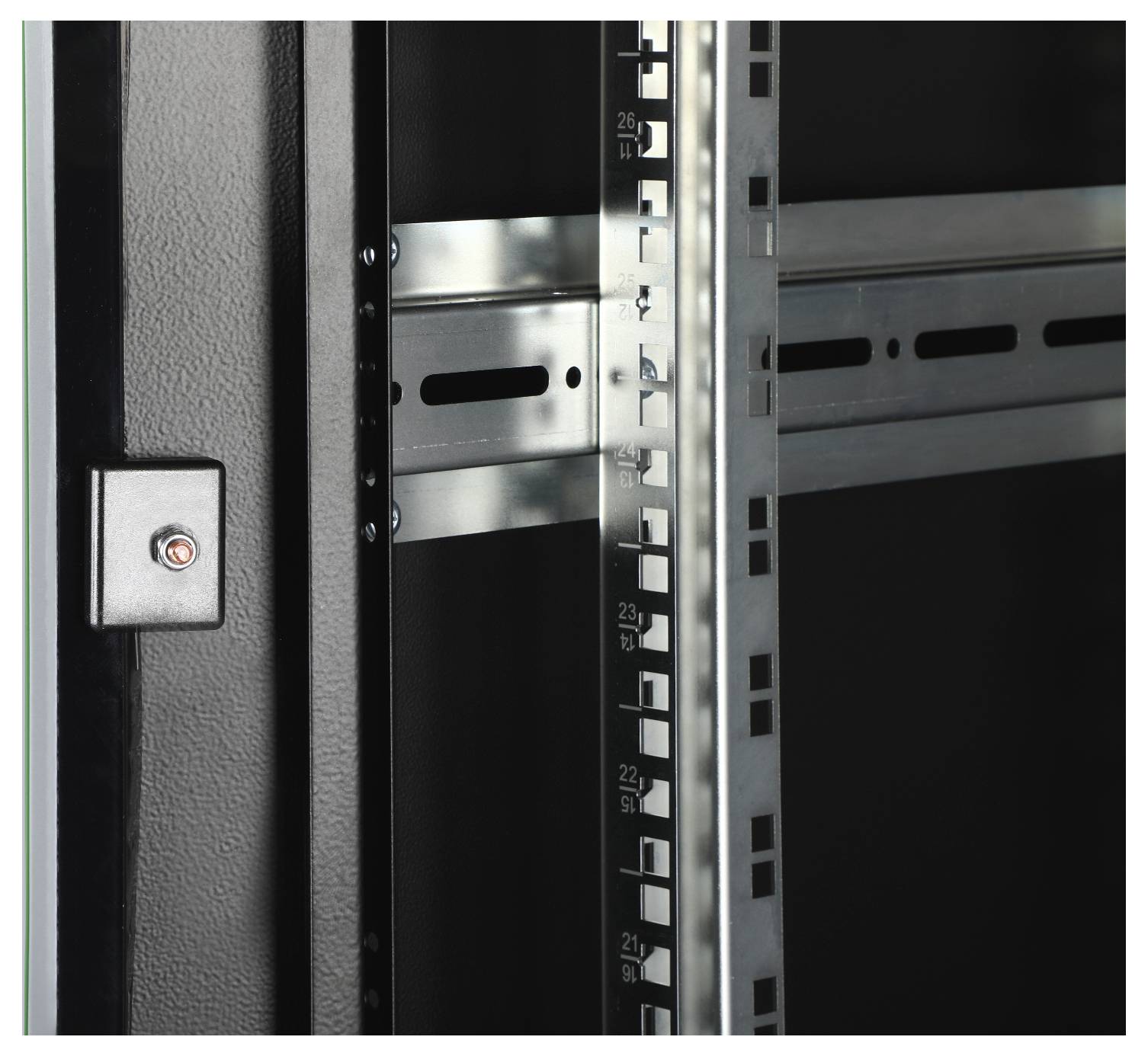 Rack-Schrank mit metallischen Führungsschienen und schwarzem Gehäuse. Ein roter Knopf ist sichtbar auf der linken Seite.