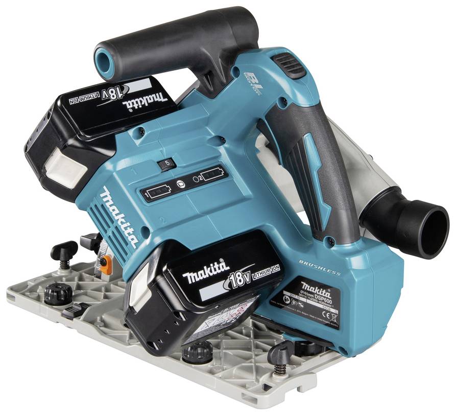 Akkubetriebene blaue Handkreissäge mit zwei schwarzen 18V-Akkus von Makita auf einem grauen Sockel.